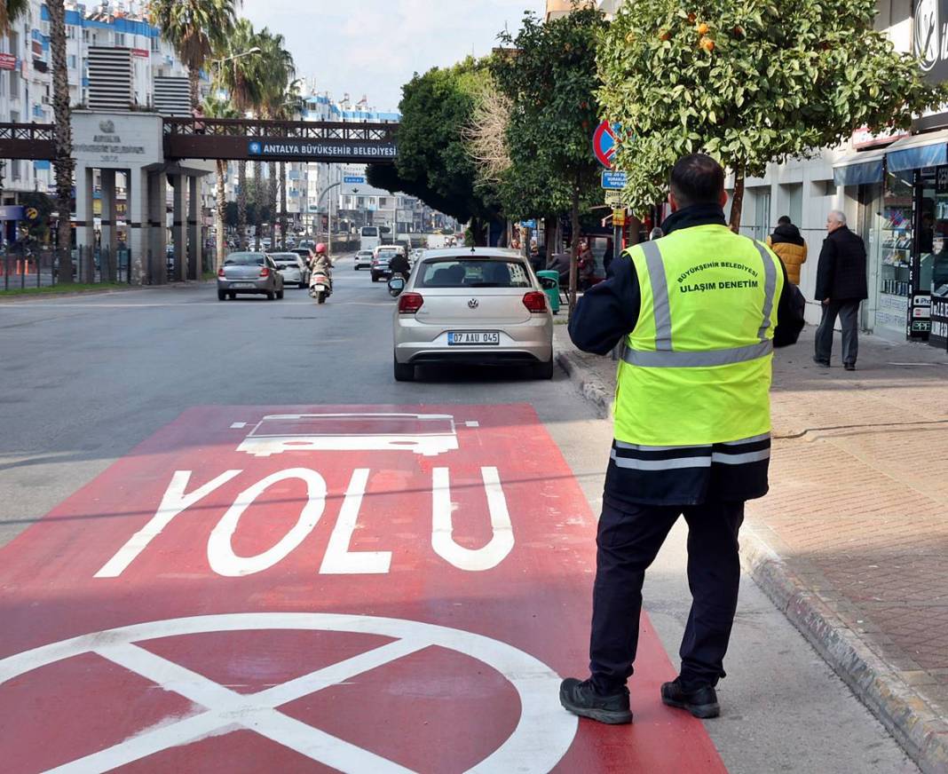 Büyükşehir belediyesinden o caddede otobüslere yeni uygulama! Trafik yoğunluğu yaşanınca baştan sona değiştirildi 5